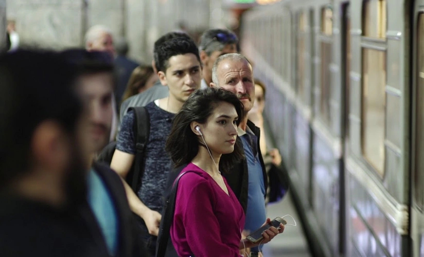 Bakı metrosunda kuryoz hadisə: sərnişinlər istiqaməti bilmədən qatarı tərk etdi