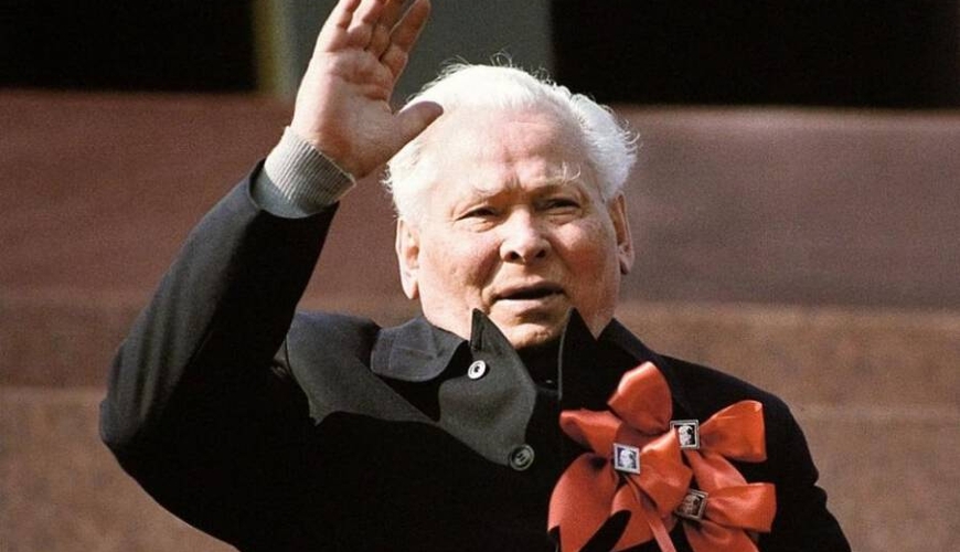 “Təmiz kommunist” Çernenkonun banderolları – onun kabinetindən qalaq-qalaq pullar tapılıb