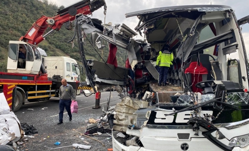 Türkiyədə avtobus TIR-a çırpılıb, 7 nəfər ölüb, 11-i yaralanıb