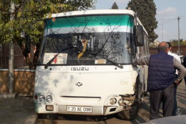 Gəncədə sərnişin avtobusu qəzaya düşdü: Yaralılar var