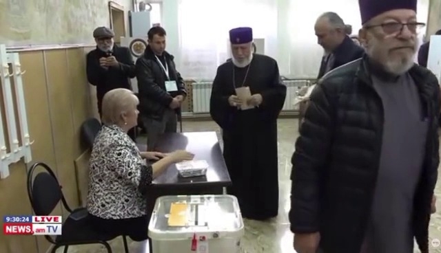 Paşinyan dua edirdi, rəqibi seçki məntəqəsinə getdi - VİDEO