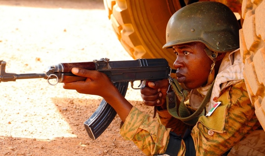 Burkina-Fasoda silahlılar 70-dən çox əsgər və polisi öldürüb