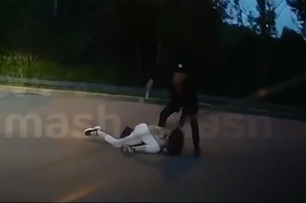 Rusiyalı gənc insanların gözü qarşısında məktəbli sevgilisini öldürdü - VİDEO