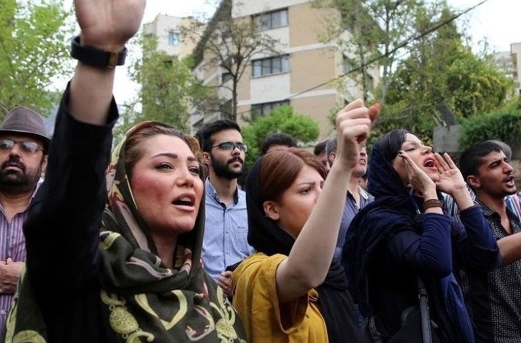 İranda etiraz dalğası böyüyür: onlarla ailə ölkəni tərk edir, Türkiyə sərhədində gərgin gözləmə