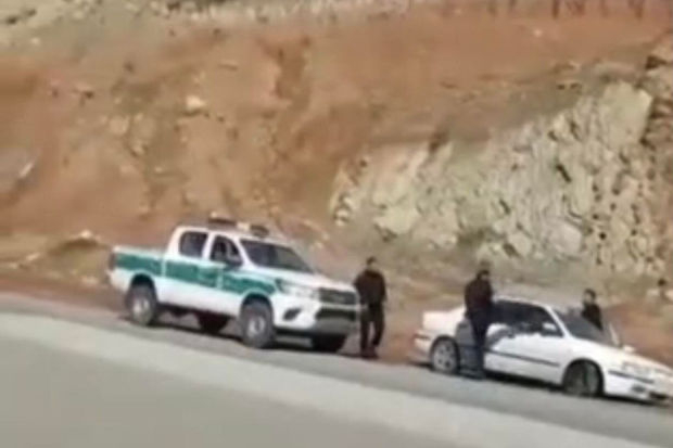 İranda polis əməkdaşları tərəfindən özbaşınalıq: Atəş açıb sürücünü döydülər - VİDEO